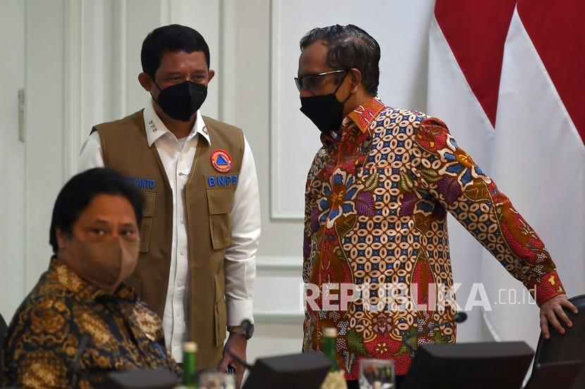 Menko Polhukam Mahfud MD (kanan), Menko Perekonomian Airlangga Hartarto (kiri) dan Kepala BNPB Letjen TNI Suharyanto menghadiri rapat terbatas terkait evaluasi pemberlakuan pembatasan kegiatan masyarakat (PPKM) di Kantor Presiden, Jakarta, Senin (3/1/2022).