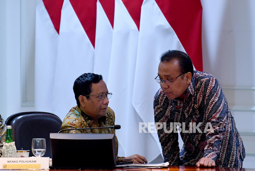 Menko Polhukam Mahfud MD (kiri) berbincang dengan Mensesneg Pratikno sebelum rapat terbatas di Kantor Presiden, Jakarta, Rabu (11/3/2020).(Antara/Sigid Kurniawan)