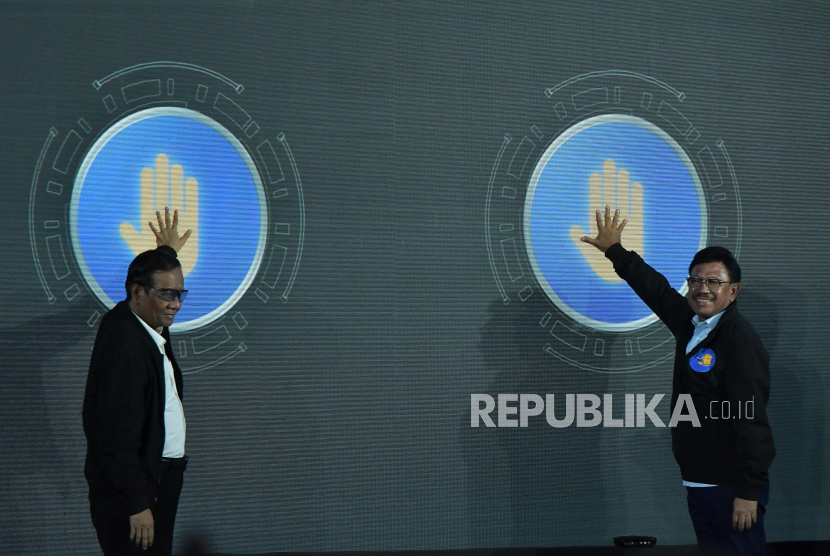 Menko Polhukam Mahfud MD (kiri) bersama Menkominfo Jhonny G Plate (kanan) melakukan prosesi penghentian siaran televisi analog di Jakarta, Kamis (3/11/2022) dini hari. Kementerian Kominfo menghentikan siaran televisi analog atau Analog Switch Off (ASO) pada 3 November 2022 pukul 00.00 WIB di Jabodetabek untuk mewujudkan tranformasi digital. 