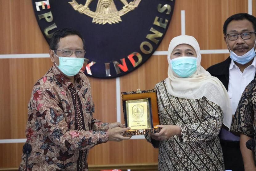 Menko Polhukam, Mahfud MD, menerima rombongan pimpinan serikat pekerja Jawa Timur yang datang bersama Gubernur Khofifah Indar Parawansa di kantornya, Jakarta Pusat, Rabu (14/10).