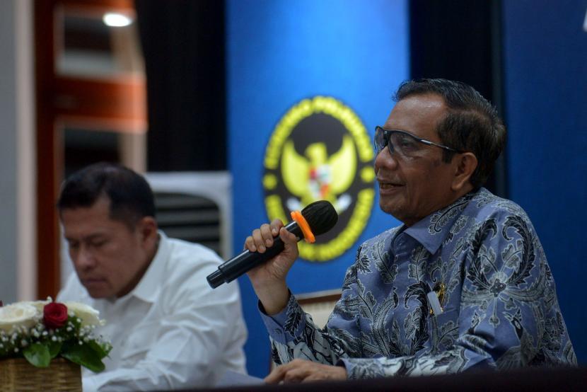 Menko Polhukam Mahfud MD menyampaikan catatan akhir tahun di Gedung Kemenko Polhukam, Jakarta.