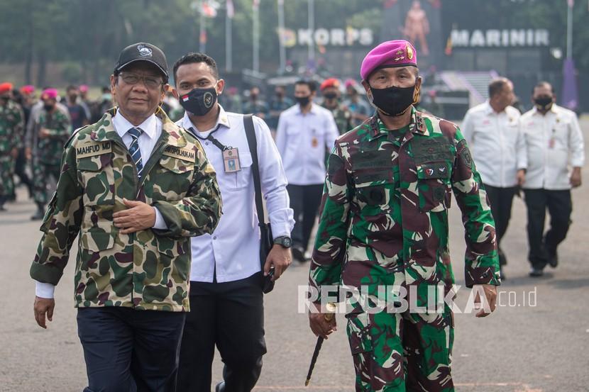 Menko Polhukam Mohammad Mahfud MD (kiri) berjalan bersama Komandan Korps Marinir (Dankormar) Mayor Jenderal TNI (Mar) Suhartono (kanan) saat kunjungan kerja ke Mako Korps Marinir, Cilandak, Jakarta, Rabu (29/7/2020). Dalam kunjungannya, Menko Polhukan memberi pengarahan terkait pelibatan TNI dalam menangani aksi terorisme.