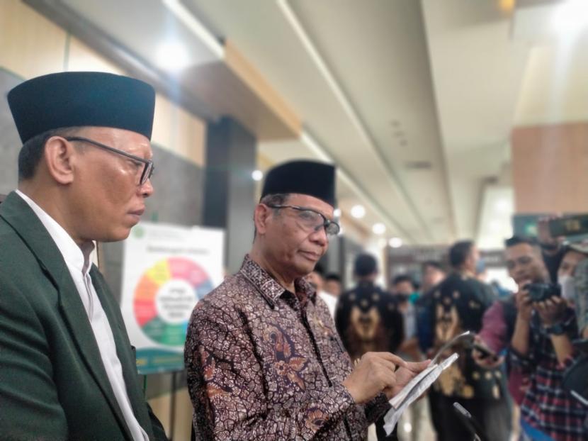 Menko Polhukam RI, Mahfud MD menjadi pembicara dalam acara OSHIKA MABA 2022 di Gedung Pascasarjana Universitas Islam Malang (UNISMA), Kota Malang, Jumat (23/9/2022). 