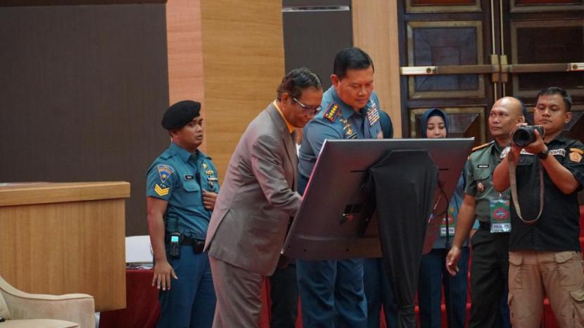Menko Polhukam sekaligus Plt Menkominfo Mahfud MD bersama Panglima TNI Laksamana Yudo Margono di Mabes TNI, Cilangkap, Jakarta Timur, Selasa (14/6/2023).