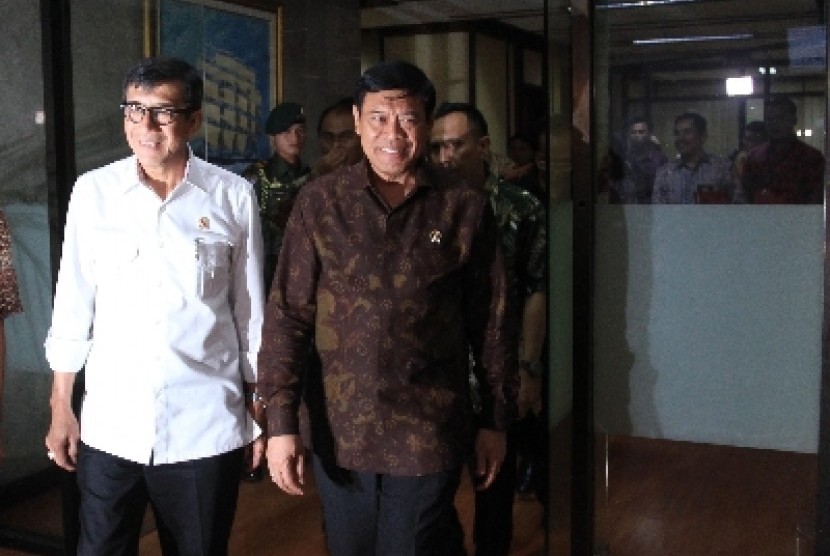Menko Polhukam Tedjo Edhy Purdijatno (kanan) bersama Menkum HAM Yasonna Laoly bahas hukuman eksekusi mati di Jakarta, Jumat (9/1). 