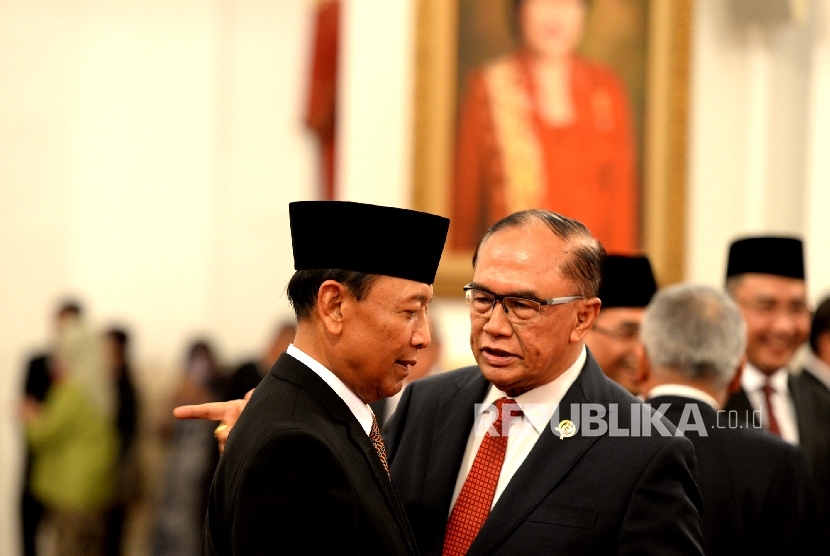 Menko Polhukam Wiranto berbincang dengan Anggota Wantimpres Sidarto Danusubroto sebelum mengikuti pelantikan oleh Presiden Joko Widodo di Istana Negara, Jakarta, Rabu (27/7).  (Republika/Wihdan)