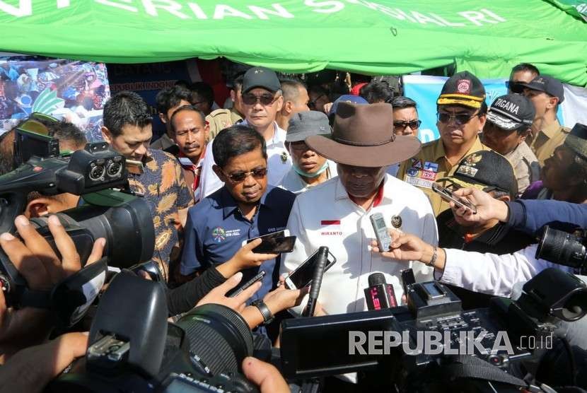   Menko Polhukam Wiranto bersama Menteri Sosial Idrus Marham meninjau Posko Induk di Kecamatan Tanjung, yang berlokasi di depan Kantor Kabupaten Lombok Utara, Selasa, (7/8).