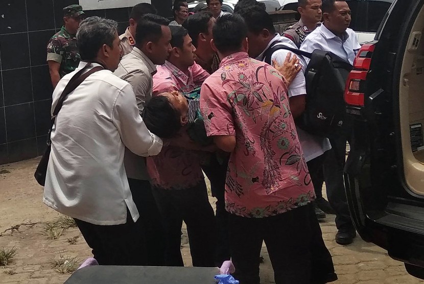 Menko Polhukam Wiranto digotong dari mobil menuju ruang UGD Menes Medical Center (MMC) sesaat setelah diserang di Alun-alun Menes usai meresmikan ruang kuliah bersama Universitas Matlaul Anwar di Pandeglang, Banten, Kamis (10/10/2019).