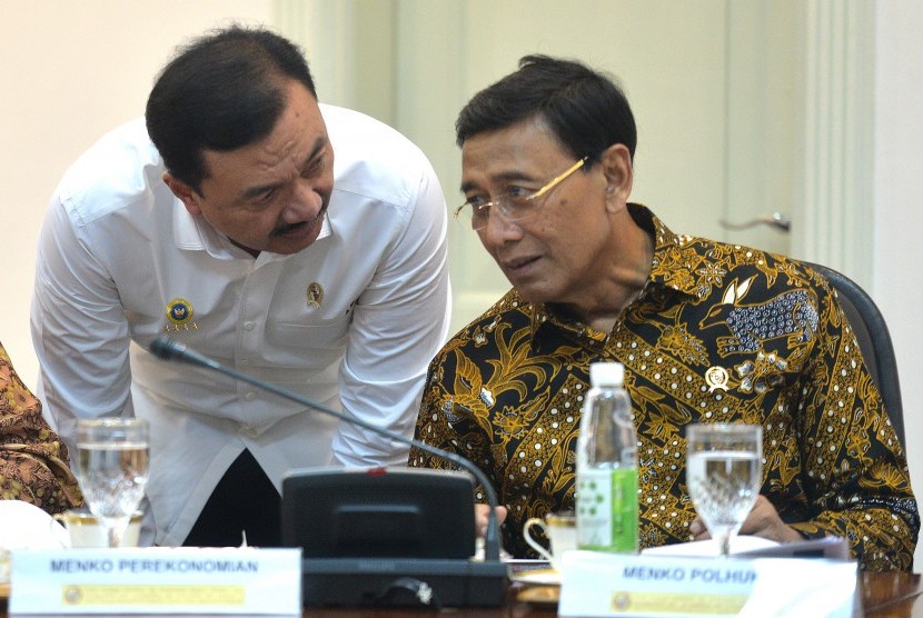 Menko Polhukam Wiranto (kanan) berbincang dengan Kepala BIN Budi Gunawan (kiri) sebelum mengikuti rapat kabinet terbatas di Kantor Kepresidenan, Jakarta, Kamis (29/12). 