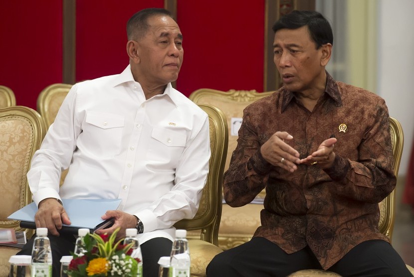 Menko Polhukam Wiranto (kanan) berbincang dengan Menhan Ryamizard Ryacudu (kiri) sebelum mengikuti Sidang Kabinet Paripurna di Istana Negara, Jakarta, Jumat (9/9).