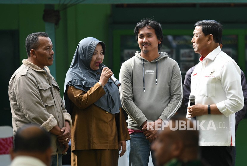 Menko Polhukam Wiranto (kanan) berbincang dengan pengungsi di Posko pengungsian di Makodim 1702/Jayawijaya, Wamena, Papua, Selasa (8/10/2019).