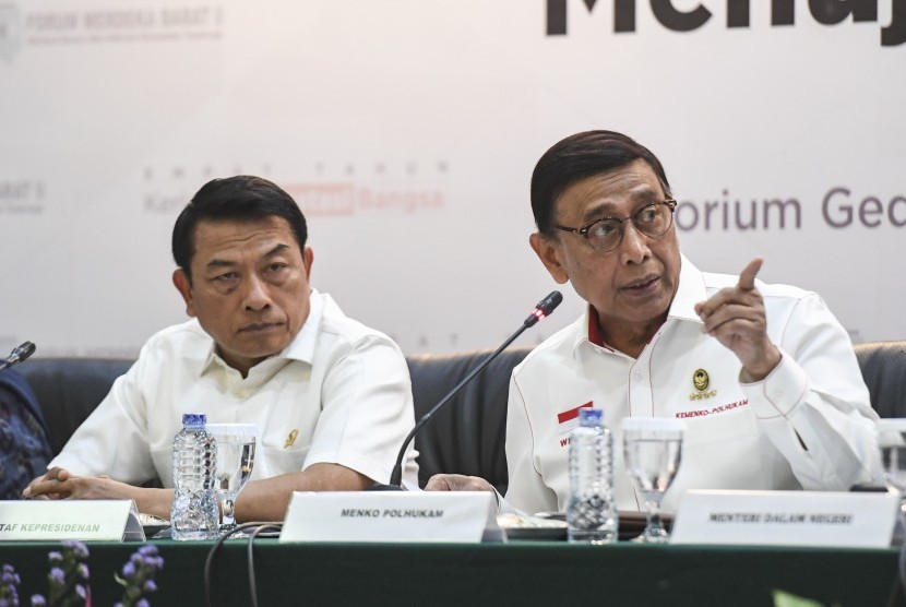 Menko Polhukam Wiranto (kanan) bersama Kepala Staf Kepresidenan Moeldoko (kiri) menjadi pembicara dalam diskusi Forum Merdeka Barat (FMB) 9 di Kantor Kemensetneg, Jakarta, Kamis (25/10/2018).