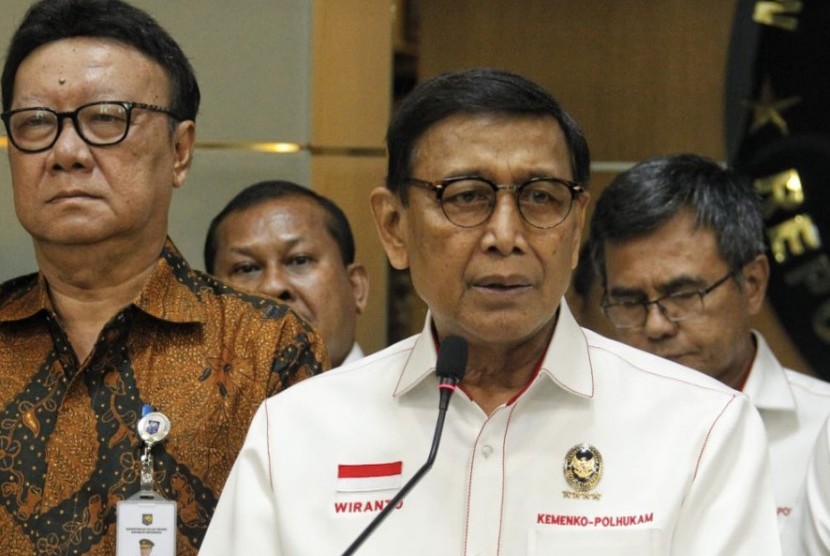 Menko Polhukam Wiranto (kanan) didampingi Mendagri Tjahjo Kumolo memberikan keterangan seusai memimpn rapat koordinasi dengan kementerian dan instansi di Kantor Kemenko Polhukam, Jakarta, Senin (6/5/2019). 