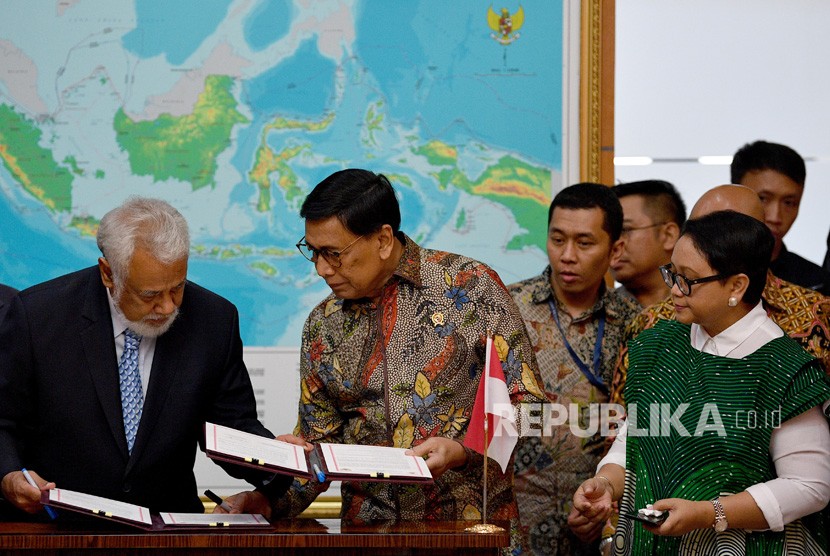 Menko Polhukam Wiranto (kedua kiri) dan Ketua Perunding Perbatasan Timor Leste Xanana Gusmao (kiri) bertukar nota perjanjian disaksikan Menlu Retno LP Marsudi (kanan) di kantor Kemenko Polhukam, Jakarta, Senin (22/7/2019). 