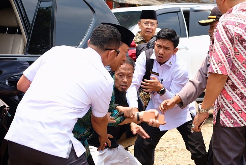 Menko Polhukam Wiranto (kedua kiri) diserang orang tak dikenal dalam kunjungannya di Pandeglang, Banten, Kamis (10/10/2019). 