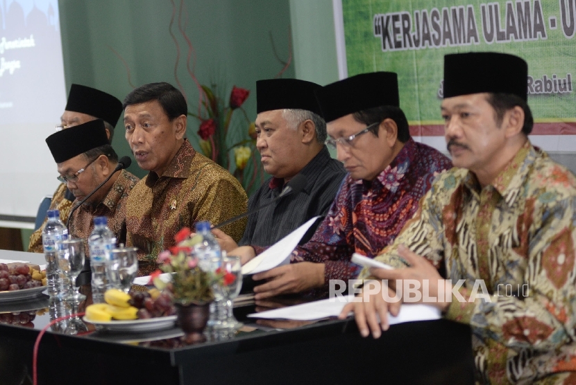 Menko Polhukam Wiranto (ketiga kiri), bersama Ketua Dewan Pertimbangan MUI Din Syamsuddin (ketiga kanan).