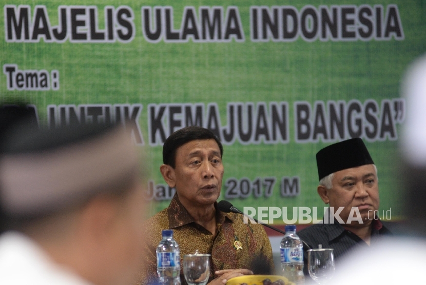  Menko Polhukam Wiranto (kiri), bersama Ketua Dewan Pertimbangan MUI Din Syamsuddin (kanan) menghadiri rapat pleno Dewan Pertimbangan Majelis Ulama Indonesia (MUI) di Jakarta, Rabu (18/1). 