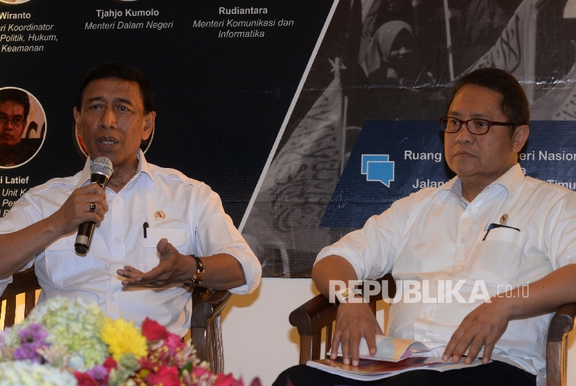 Menko Polhukam Wiranto (kiri), dan Menkominfo Rudiantara menjadi pembicara dalam Diskusi Media Perppu Ormas di Galeri Nasional, Jakarta (Ilustrasi)