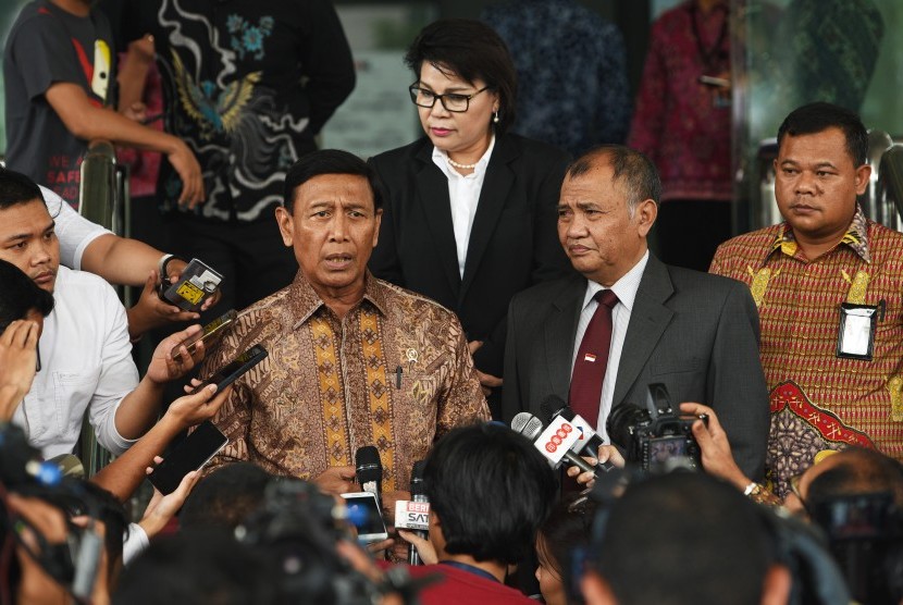 Menko Polhukam Wiranto (kiri) didampingi Ketua KPK Agus Rahardjo (kedua kanan).