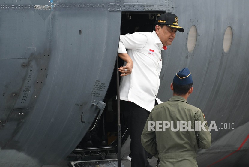 Menko polhukam Wiranto (kiri) menuruni pesawat Hercules TNI AU ketika tiba di Bandar Udara Wamena, Papua, Selasa (8/10/2019).