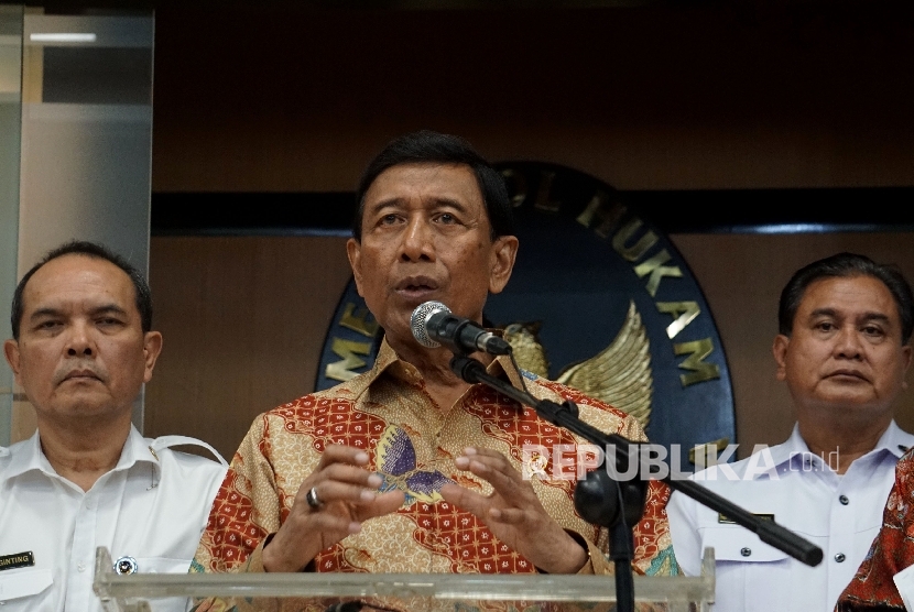 Menko Polhukam Wiranto memberi keterangan pers di Kementerian Koordinator Polhukam, Jakarta, Rabu (12/7). 