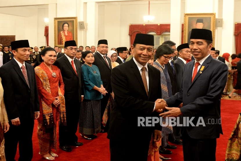  Menko Polhukam Wiranto menerima ucapan selamat dari Presiden Joko Widodo usai mengikuti pelantikan di Istana Negara, Jakarta, Rabu (27/7).  (Republika/Wihdan)