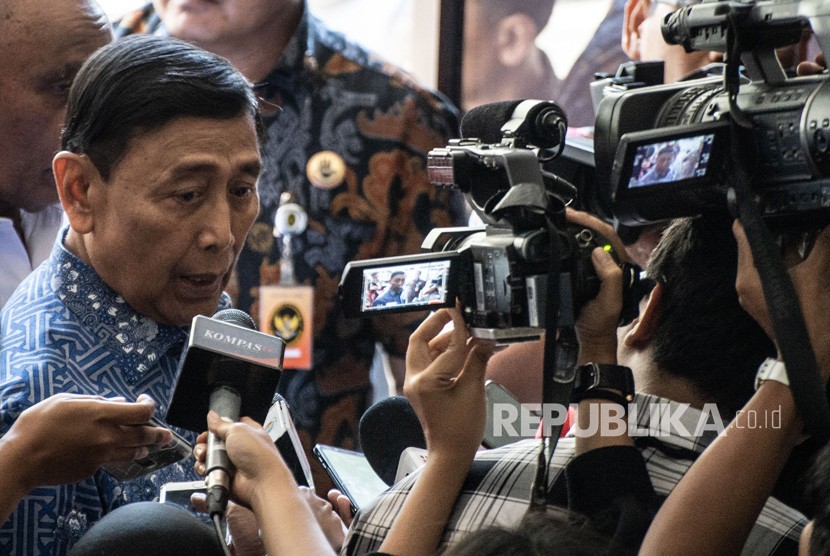 Menko Polhukam Wiranto menjawab pertanyaan wartawan terkait klarifikasi pernyataan tentang gempa Maluku, di Media Center Kantor Kemenko Polhukam, Jakarta, Jumat (4/10/2019).