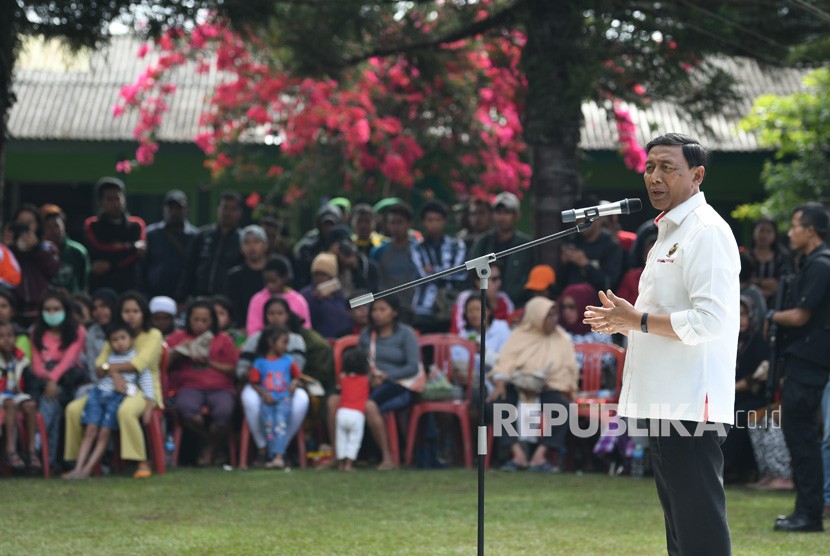 Menko Polhukam Wiranto menyampaikan arahan kepada pengungsi di Posko pengungsian di Makodim 1702/Jayawijaya, Wamena, Papua, Selasa (8/10/2019).