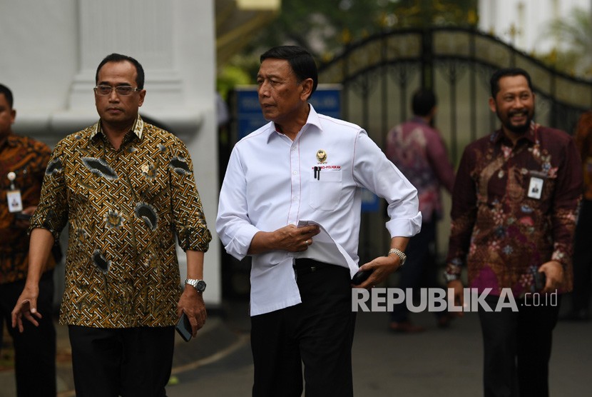 Menko Polhukam Wiranto (tengah) bersama Menteri Perhubungan Budi Karya Sumadi (kiri) dan Dirut Bulog Budi Waseso bergegas seusai mengikuti rapat terbatas di Kompleks Istana Kepresidenan, Jakarta, Rabu (31/10/2018). 