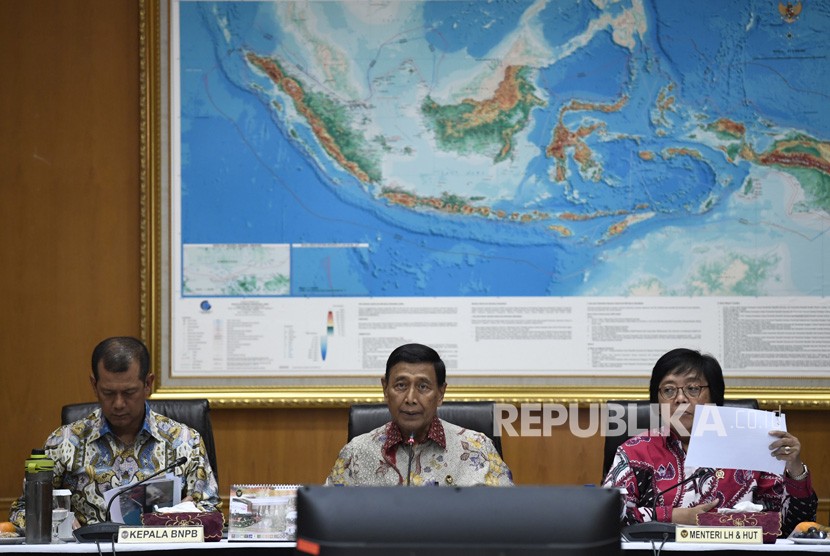 Menko Polhukam Wiranto (tengah) didampingi Menteri Lingkungan Hidup dan Kehutanan Siti Nurbaya (kanan) dan Kepala Badan Nasional Penanggulangan Bencana Doni Monardo (kiri) memimpin rapat koordinasi penanganan kebakaran hutan dan lahan di Jakarta, Jumat (13/9/2019). 
