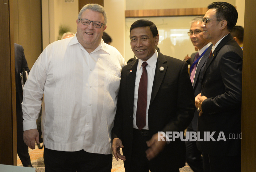 Menko Polhukam Wiranto (tengah) menyambut kehadiran Menlu Selandia Baru Gerry Brownlee (kiri) di Hotel Four Points, Manado, Sulawesi Utara, Jumat (28/7).