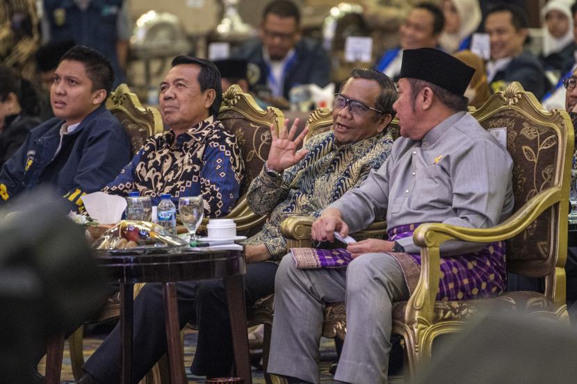 Menko Polhukam yang juga Ketua Dewan Penasehat DPP Ikatan Keluarga Alumni Universitas Islam Indonesia (IKA UII) Mahfud MD (kedua kanan) bersama Ketua Mahkamah Agung (MA) yang juga Ketua Umum DPP IKA UII Syarifuddin (kedua kiri), berbincang dengan Gubernur Sumatera Selatan Herman Deru (Kanan) dan Ketua DPW IKA UII Sumatera Selatan Panca Wijaya Akbar (kiri) saat menghadiri pelantikan pengurus DPW dan Delapan DPD IKA UII wilayah Sumatera Selatan periode 2021-2026 di Palembang, Sumatera Selatan, Sabtu (18/6/2022). Sebanyak delapan DPD KA UII Kab/Kota di Sumatera Selatan dan DPW IKA UII Provinsi Sumatera Selatan resmi dilantik. 