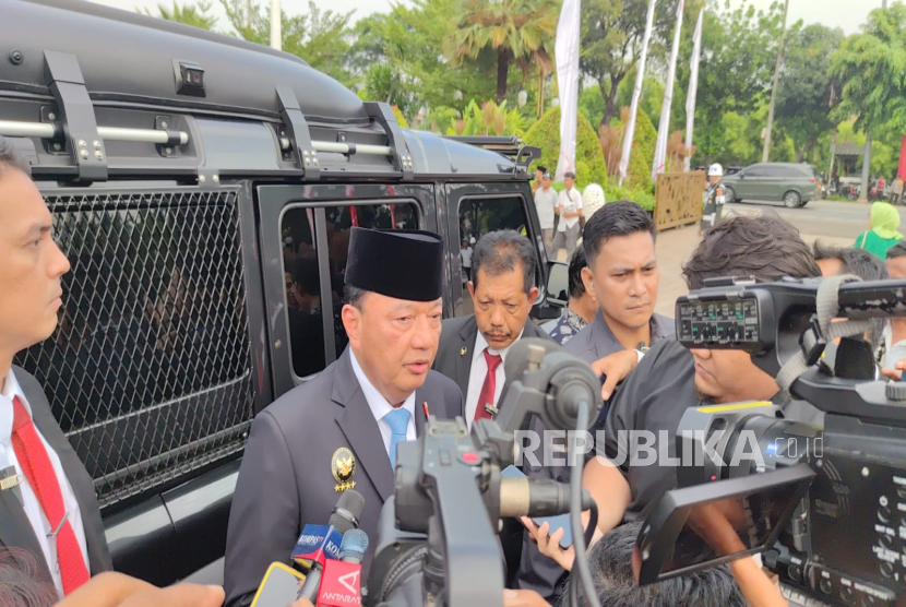 Menko Polkam Budi Gunawan. Pemerintah memerintahkan proses penegakan hukum yang harus tetap berjalan terhadap para anggota militer yang melakukan penyerangan warga sipil..