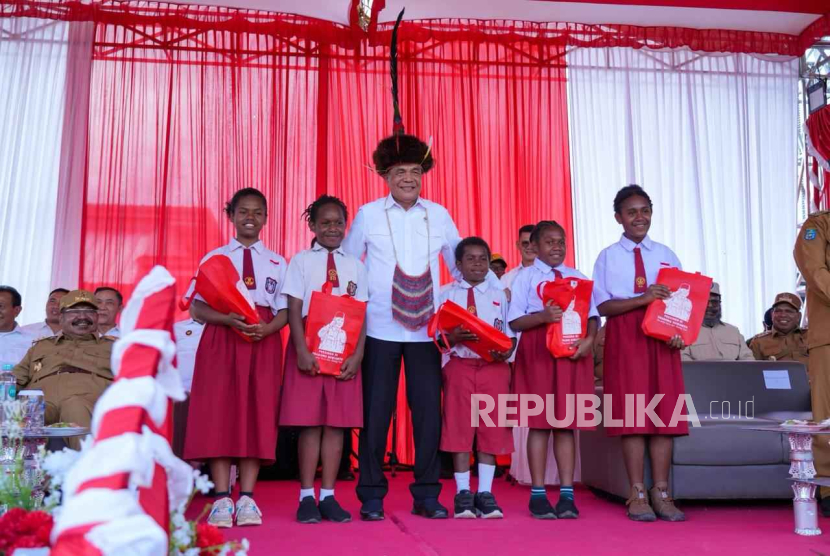 Menteri Koordinator Bidang Politik dan Keamanan Jenderal TNI (Purn) Djamari Chaniago melakukan kunjungan kerja ke Provinsi Papua Pegunungan pada Selasa (2/12/2025).  