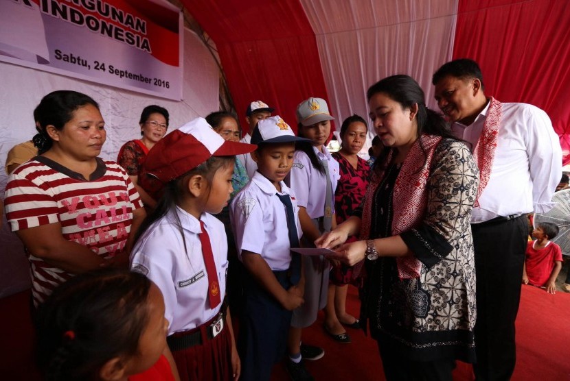 Menko Puan memberikan sejumlah bantuan secara simbolis kepada Masyarakat Kota Bitung