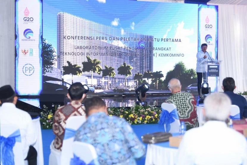 Menkominfo dalam Konferensi Pers Groundbreaking Pengembangan Pusat Pengujian Perangkat TIK di Tapos, Depok, Jawa Barat, Rabu (16/3/2022).