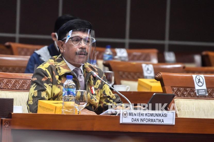Menkominfo Johnny G Plate memberikan paparannya saat mengikuti rapat kerja dengan Komisi I DPR di Komplek Parlemen, Jakarta, Rabu (7/4/2021). Dalam rapat kerja tersebut membahas mengenai tata kelola 5G dan berakhirnya keanggotaan Dewas LPP RRI Periode 2016 - 2021. 