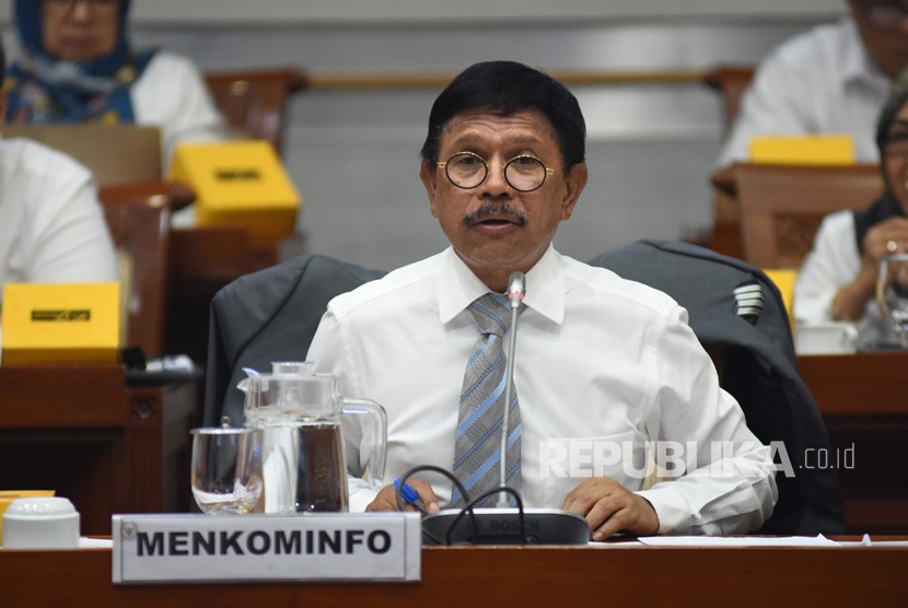 Menkominfo Johnny G. Plate menyampaikan paparannya saat mengikuti rapat kerja dengan Komisi I DPR di Kompleks Parlemen Senayan, Jakarta, Selasa (5/11/2019). 