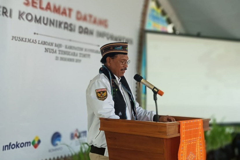 Menkominfo Johnny Gerard Plate meninjau fasilitas akses internet di Puskesmas, Labuan Bajo, Manggarai Barat, Nusa Tenggara Timur, Sabtu (21/12).