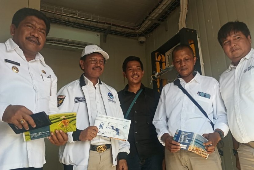 Menkominfo Johnny Gerard Plate meninjau Network Operation Center (NOC) di  Waingapu, Sumba Timur, Nusa Tenggara Timur, (NTT) Sabtu (21/12). 