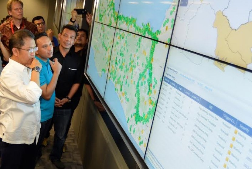 Menkominfo Rudiantara didampingi Direktur Service Management XL, Ongki Kurniawan menyaksikan live map BTS di pusat monitoring jaringan XL, Kamis malam (16/7)