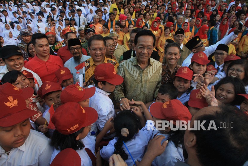 Menkominfo Rudiantara (kempat kiri) bersama Gubernur DI Yogyakarta Sri Sultan HB X (tengah) dan Rektor UGM Panut Mulyono (ketiga kanan) menyapa pelajar saat Aubade Pancasila 2019 di Balairung Universitas Gadjah Mada (UGM), Sleman, DI Yogyakarta, Rabu (14/8/2019).