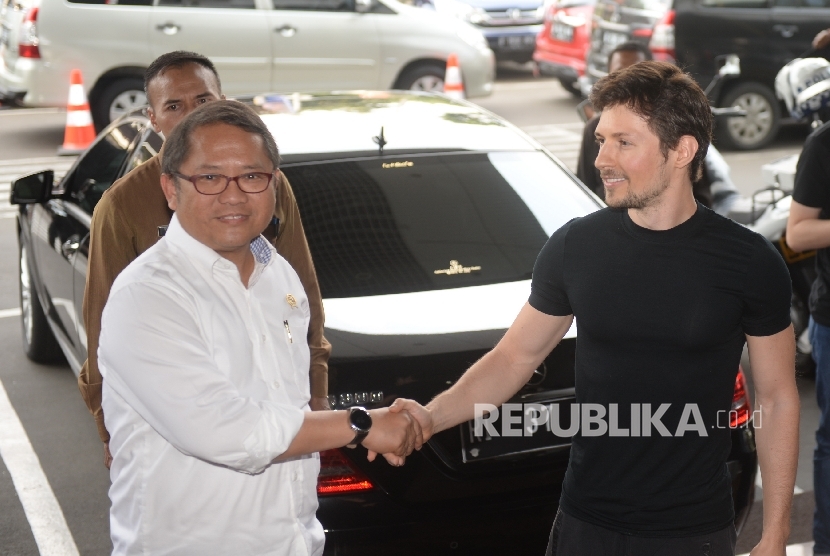  Menkominfo Rudiantara (kiri) berama CEO Telegram Pavel Durov saat tiba di Kantor Kemenkominfo, Jakarta, Selasa (1/8).