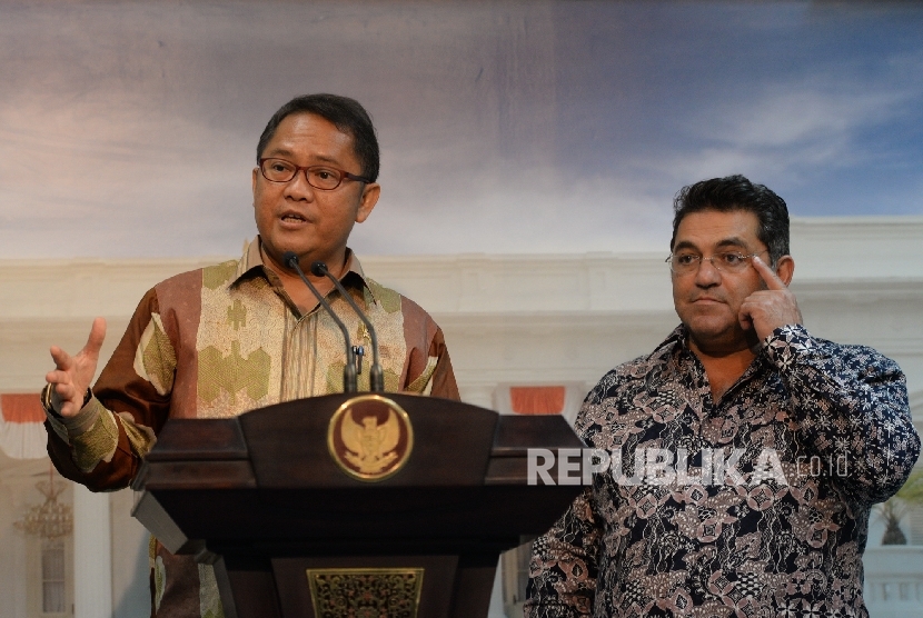 Menkominfo Rudiantara (kiri) bersama Pemilik Plug and PlaySaeed Amidi melakukan konferensi pers usai diterima oleh Presiden Joko Widodo di Istana Merdeka, Jakarta, Selasa (15/11). 