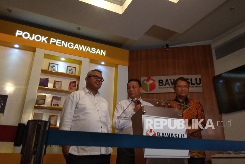 Menkominfo Rudiantara memberikan keterangan pers bersama dengan Ketua Bawaslu Abhan dan Ketua KPU Arief Budiman di Kantor Bawaslu,  Thamrin,  Jakarta Pusat,  Selasa (9/1). Ketiga lembaga tersebut sepakat melakukan penanganan bersama atas kampanye hitam lewat media sosial dalam Pilkada Serentak 2018.