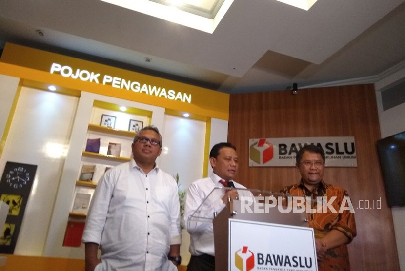 Menkominfo Rudiantara memberikan keterangan pers bersama dengan Ketua Bawaslu Abhan dan Ketua KPU Arief Budiman di Kantor Bawaslu,  Thamrin,  Jakarta Pusat,  Selasa (9/1). Ketiga lembaga tersebut sepakat melakukan penanganan bersama atas kampanye hitam lewat media sosial dalam Pilkada Serentak 2018.