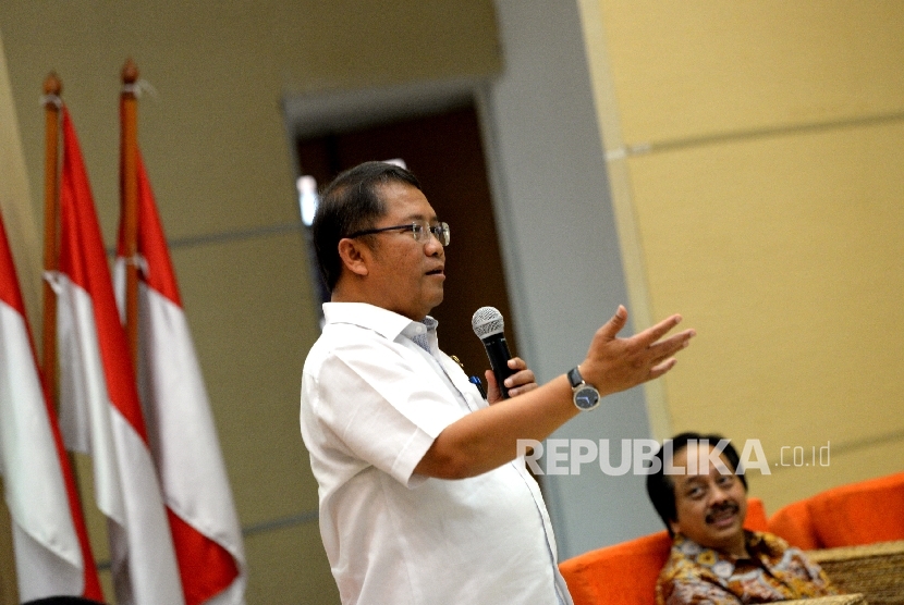 Menkominfo Rudiantara memberikan paparan saat konferensi pers di Gedung Menkominfo, Jakarta, Rabu (11/10). 
