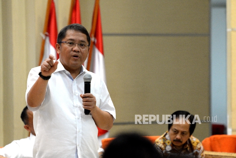 Menkominfo Rudiantara memberikan paparan saat konferensi pers di Gedung Menkominfo, Jakarta, Rabu (11/10).
