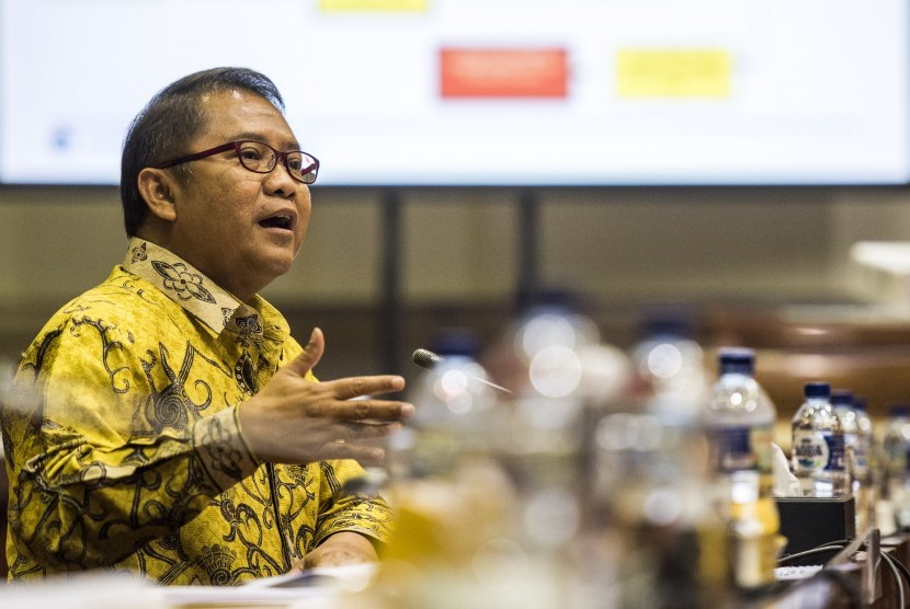 Menkominfo Rudiantara mengikuti rapat kerja dengan Komisi I DPR di Kompleks Parlemen, Senayan, Jakarta, Rabu (23/11).