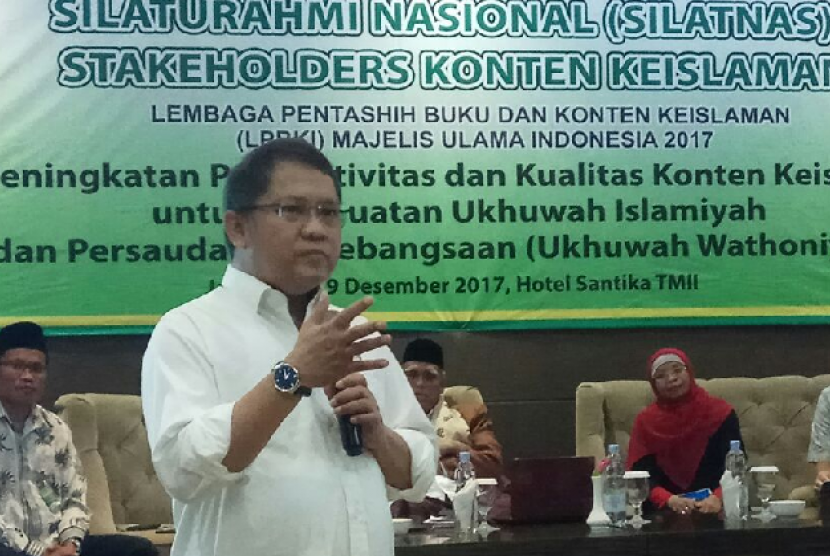 Menkominfo Rudiantara sedang memberikan materi tentang konten sosmed pada acara Silatnas I Stakeholders Konten Keislaman yang diselenggarakan LPBKI MUI, Jumat (8/12) di Jakarta.